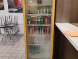 un petit réfrigérateur contenant des boissons, dans un restaurant