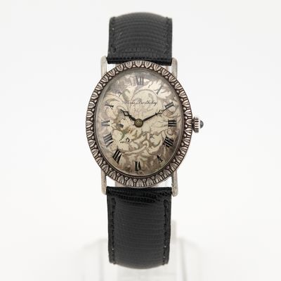 une montre posée sur un socle en verre