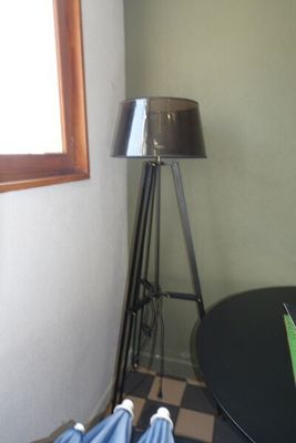une table avec des parasols et une lampe dans un coin de la pièce