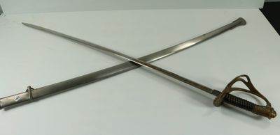 Deux épées sont posées sur une table au plateau blanc.