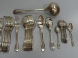 beaucoup de cuillères et de fourchettes en argent sur la table