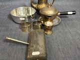 un service à thé en métal argenté composé de deux tasses et d'une théière