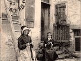 une vieille photo d'une femme debout devant un immeuble