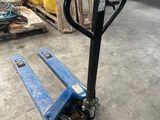 une image d'un chariot élévateur à fourche dans un entrepôt