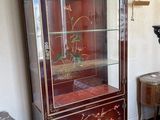 une armoire surmontée d'une porte vitrée