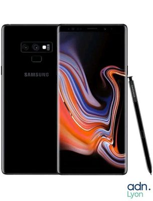 un Samsung Galaxy Note 9 avec un stylet à côté