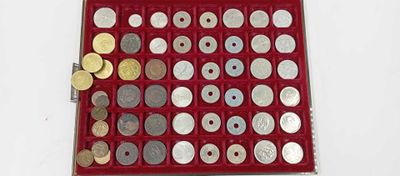 une boîte rouge contenant beaucoup de pièces de monnaie