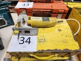 une boîte à outils posée sur une table, avec une étiquette de prix dessus