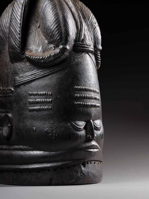 un gros plan sur la sculpture d'une tête humaine