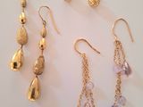 trois paires de boucles d'oreilles en or ornées d'améthorate et de perles d'améthorate