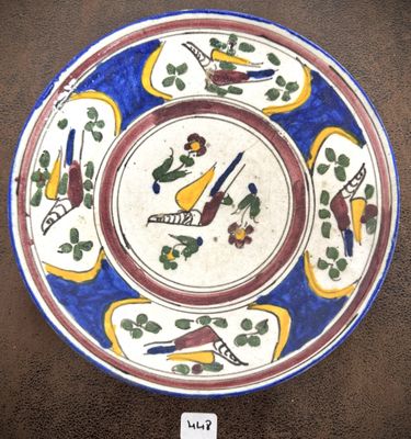 une assiette colorée décorée d'oiseaux et de fleurs