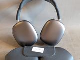 un casque posé sur un support