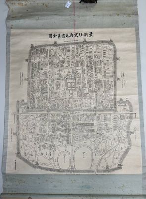 une vieille carte accrochée au mur d'une pièce
