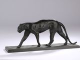 sculpture représentant une panthère noire sur un socle en marbre