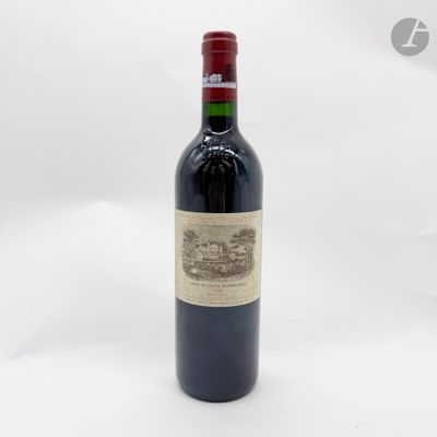 une bouteille de vin posée sur une table