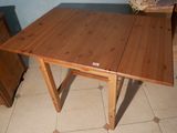 une petite table avec un plateau en bois sur un sol carrelé