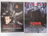 quelques affiches de cinéma accrochées au mur d'une pièce