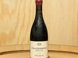 une bouteille de vin posée sur un tonneau