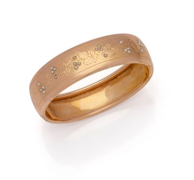 gros plan d'une bague en or avec des diamants sur fond blanc
