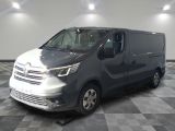 la camionnette grise est garée sur le sol en damier d'une pièce