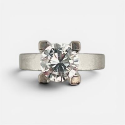 Bague solitaire en or gris 18k (750e), ornée d'un diamant ta…