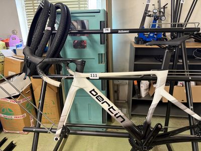 un vélo posé dans une pièce équipée d'un porte-vélos