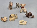 beaucoup de petites figurines de chiens par terre