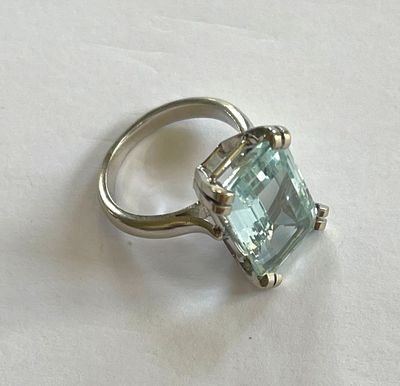 une image d'une bague sertie d'une topaze bleue