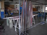 une grande structure métallique au milieu d'une pièce