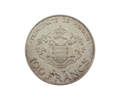 Gros plan sur une pièce de monnaie portant des armoiries