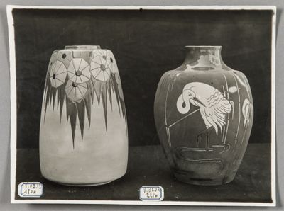 deux vases posés côte à côte sur une table