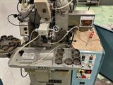 un homme qui travaille sur une machine dans une pièce