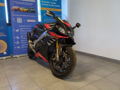 une moto rouge et noire garée dans un showroom