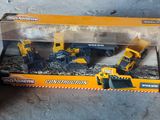 une boîte de jouets de construction posée par terre