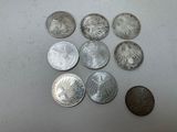 un lot de pièces de monnaie posées sur une table