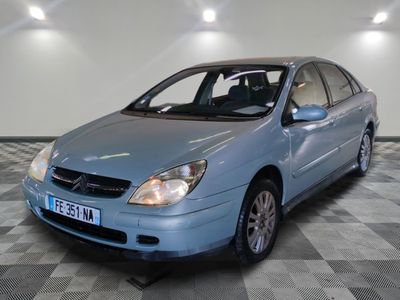 la photo d'une voiture bleue garée sur un sol à carreaux