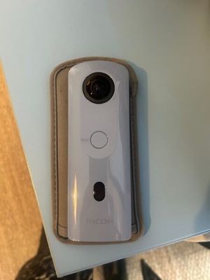 un appareil photo posé sur une table