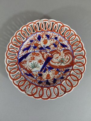 une assiette avec un dessin sur une table