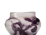 un vase en verre orné d'un motif en noir et blanc