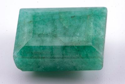 une pierre vert émeraude sur un fond blanc