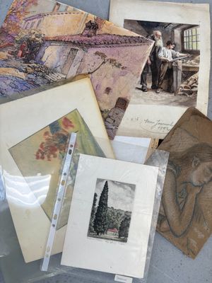 beaucoup de vieilles photos et de cartes postales posées sur une table