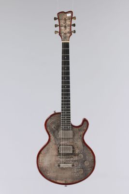 gros plan d'une guitare sur fond blanc