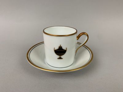une image représentant une tasse et une soucoupe posées sur une soucoupe