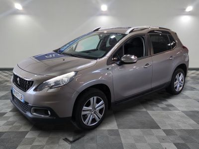 la voiture argentée est garée dans le garage sur un sol en damier