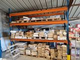 de nombreux cartons et boîtes sur les étagères de l'entrepôt