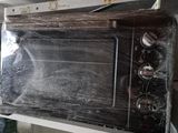 un four grille-pain posé sur une étagère