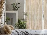 une chambre avec un lit et une plante à l'intérieur