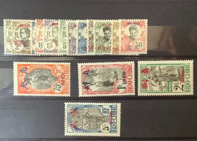 plusieurs types de timbres exposés dans un écrin noir