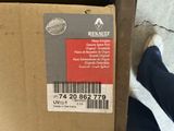 une personne debout à côté d'un carton sur lequel figure un code-barres