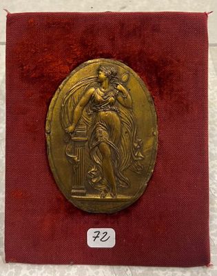 une image représentant une médaille d'or posée sur un écrin en velours rouge
